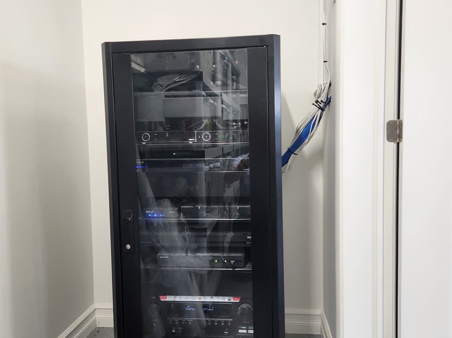 Floor-standing equipment rack with structured cabling