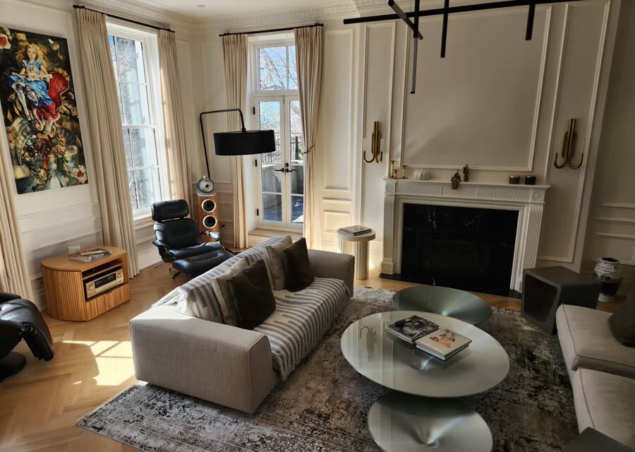 Living room with floorstanding loudspeakers