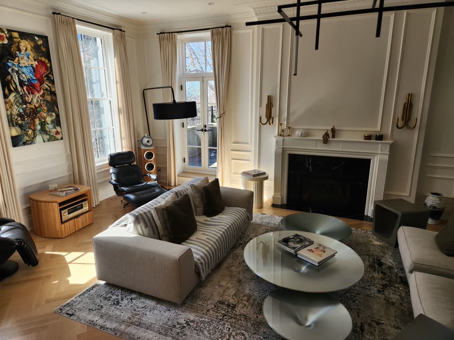 Living room with floorstanding loudspeakers